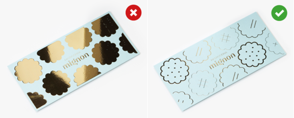 Comparaison entre des cartes bleu clair avec des éléments en forme de fleur avec une finition spéciale : la version marquée d’une croix rouge présente une dorure appliquée sur une large surface, avec des imperfections et des irrégularités visibles, tandis que la version marquée d’une coche verte la limite à de fins contours et à des motifs de points, pour un résultat plus uniforme.